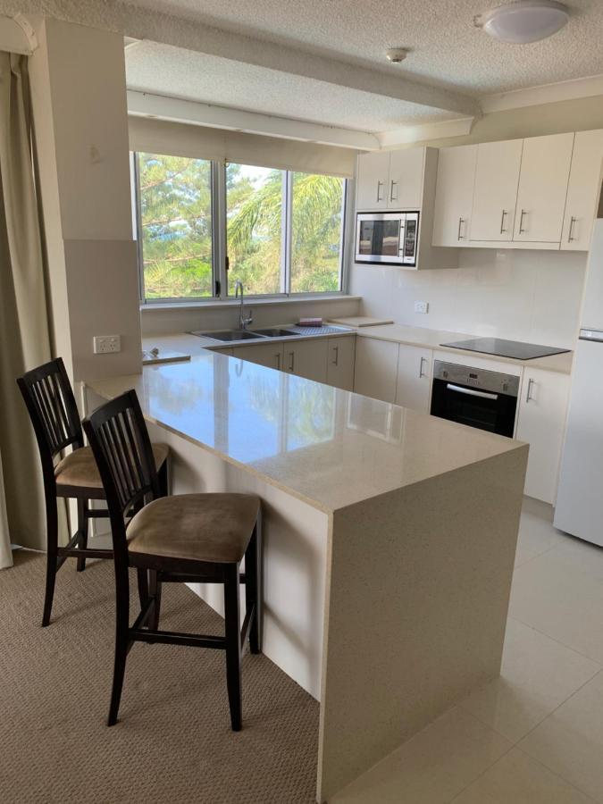 Pacific Regis Beachfront Holiday Apartments Gold Coast Exterior photo