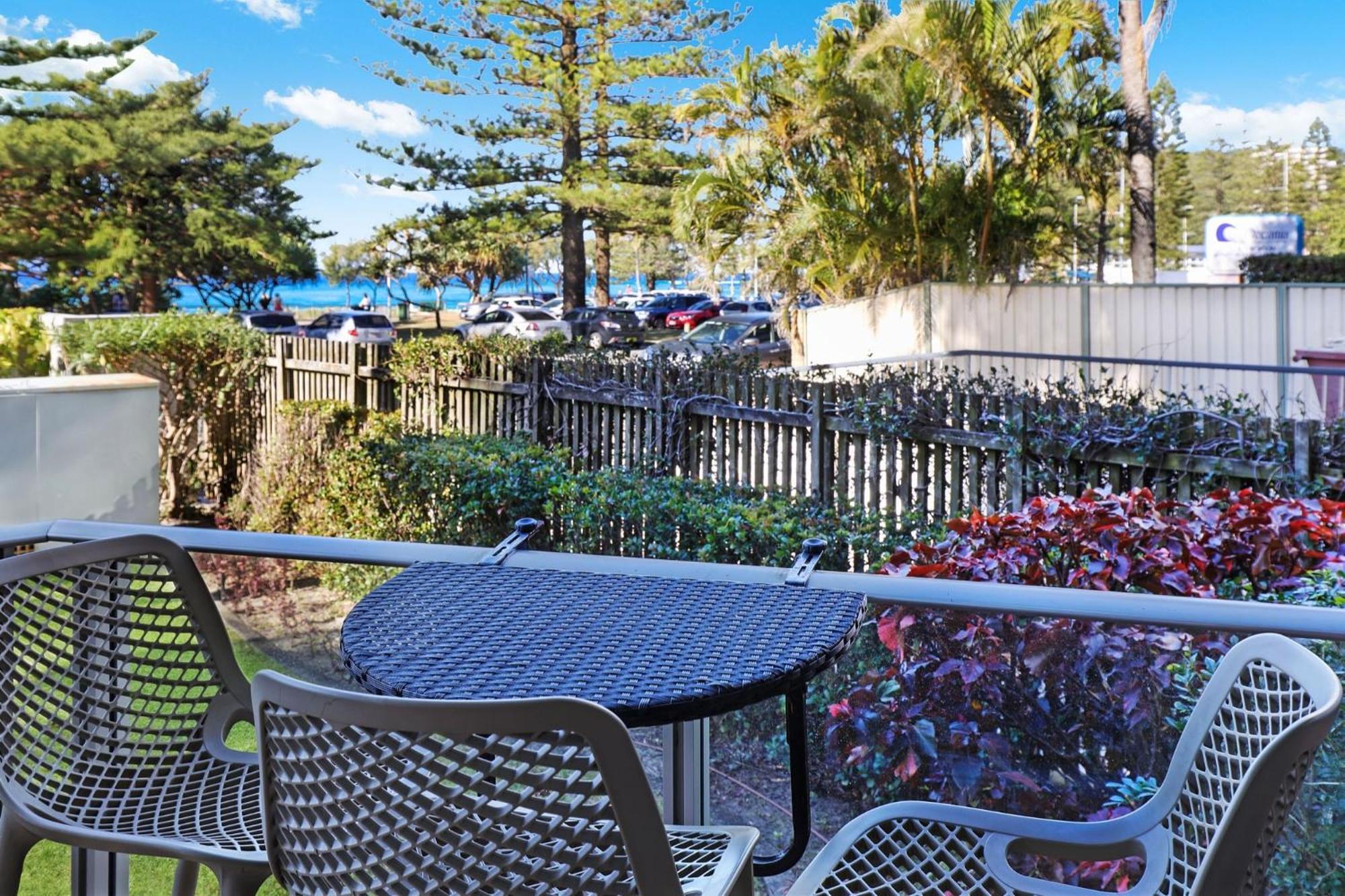 Pacific Regis Beachfront Holiday Apartments Gold Coast Exterior photo