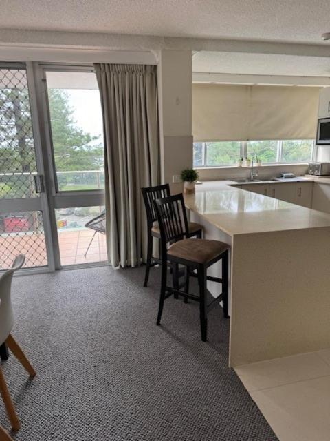 Pacific Regis Beachfront Holiday Apartments Gold Coast Exterior photo