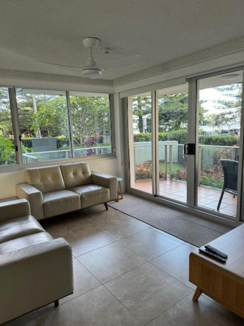 Pacific Regis Beachfront Holiday Apartments Gold Coast Exterior photo