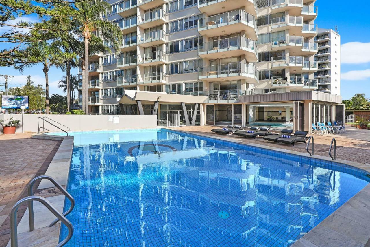 Pacific Regis Beachfront Holiday Apartments Gold Coast Exterior photo